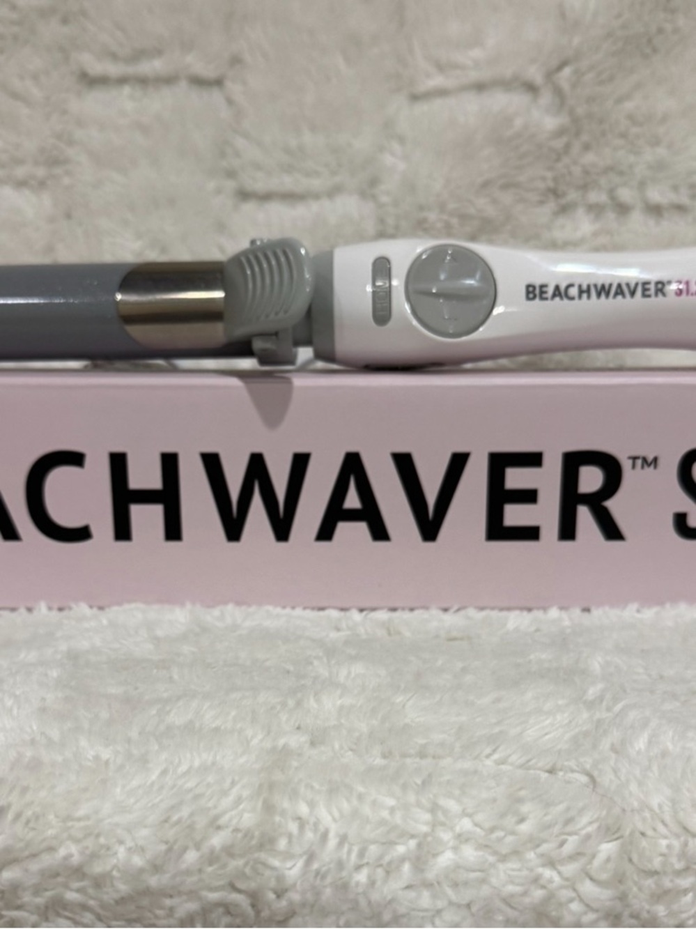 Beachwaver Co. S1.25 Rotating Curling Iron.